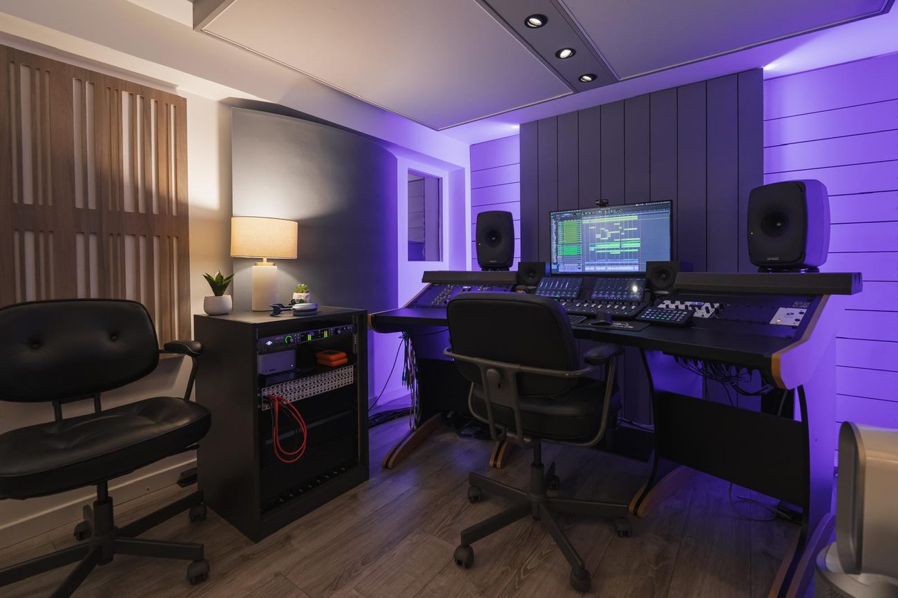 Régie son intégrée en studio — console, écoutes et traitement acoustique